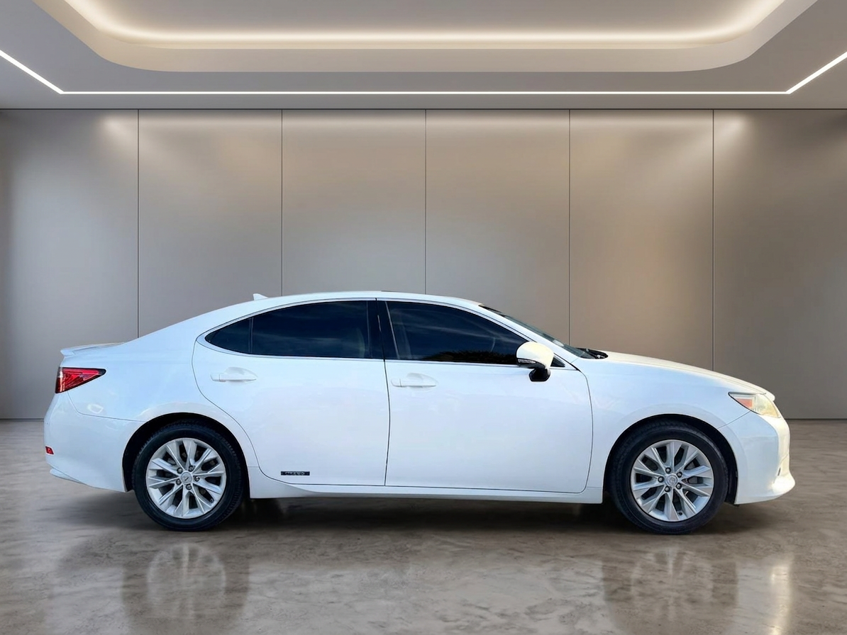 2013 Lexus ES — photo 14