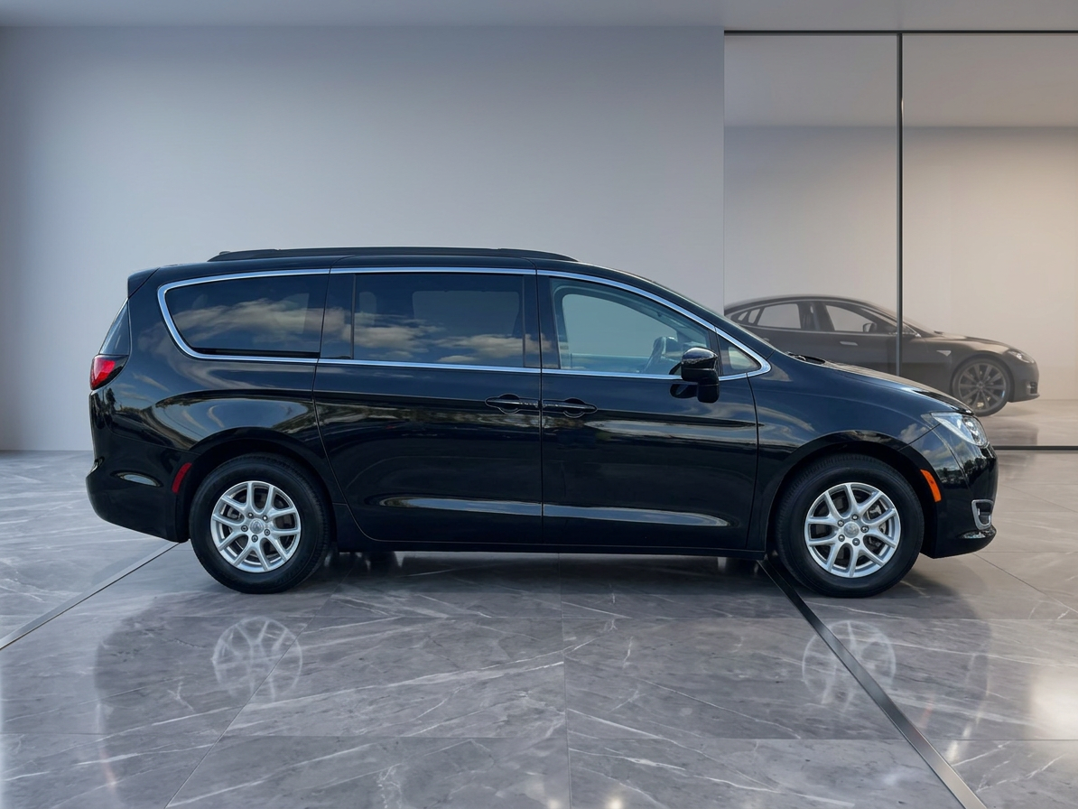 2024 Chrysler Voyager — photo 2