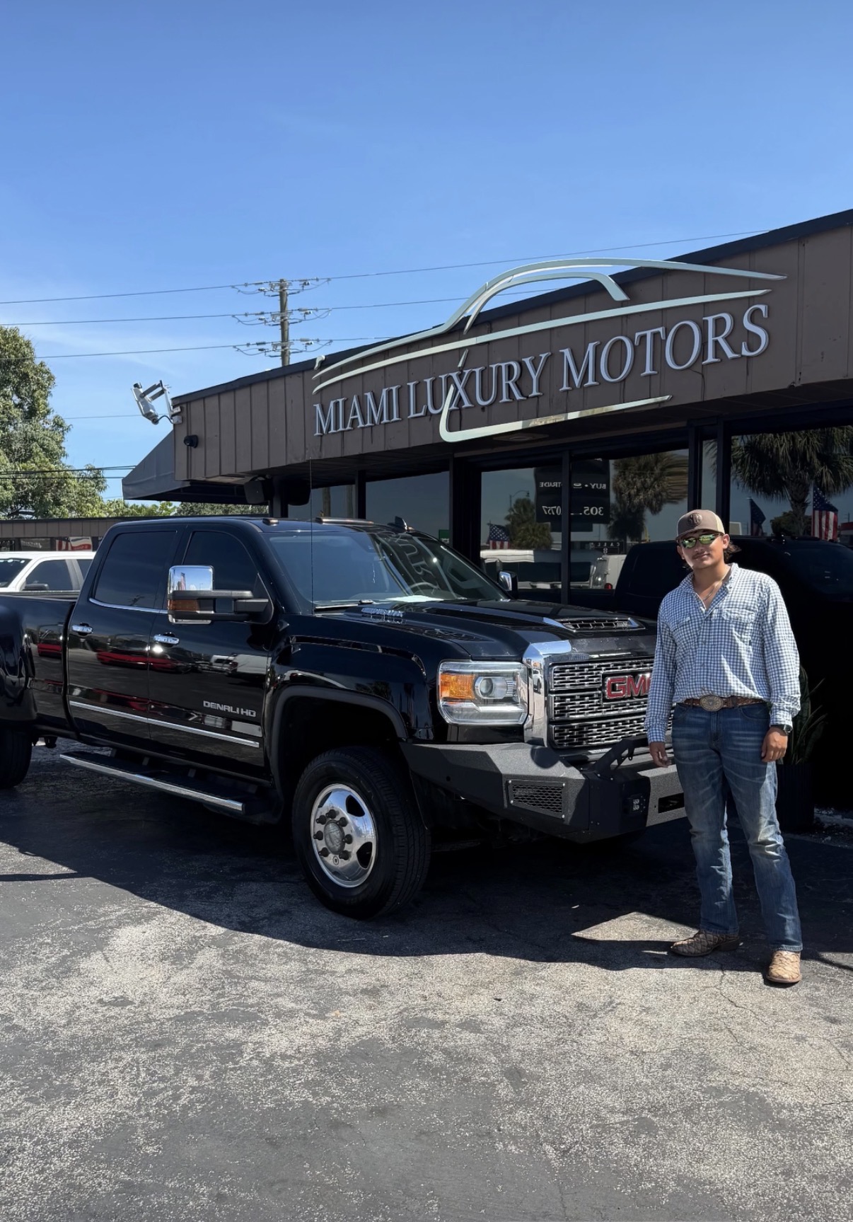 Roberto S. with their GMC Sierra Denali HD